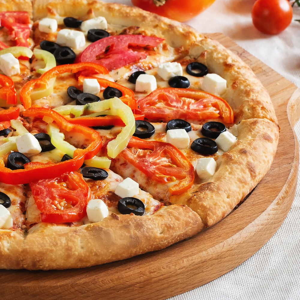 Какое блюдо пицца. Греческая пицца. Украшение пиццы. Красивое украшение пиццы. Пицца с маслинами.